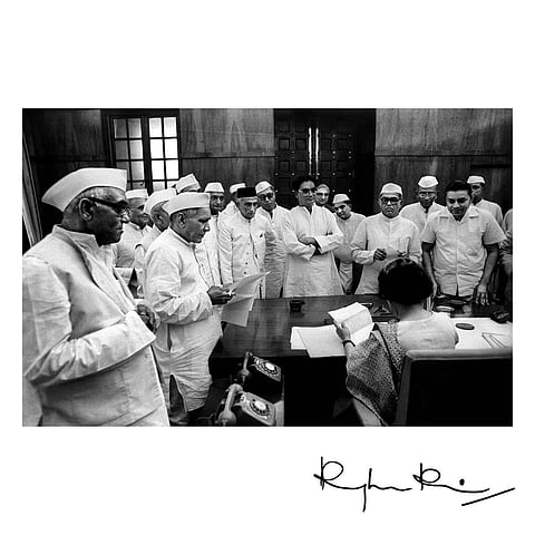 1967ല്‍ പ്രധാനമന്ത്രി സ്ഥാനത്തേക്കെത്തിയ ഇന്ദിരാഗാന്ധി കോണ്‍ഗ്രസ് പ്രവര്‍ത്തകരെ കാണുന്നു