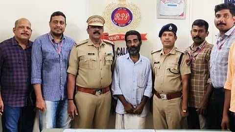 പ്രതിയെ പിടികൂടിയ ആര്‍പിഎഫ് സംഘം
