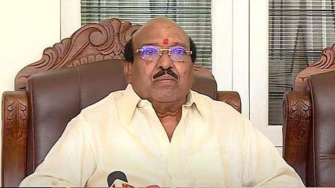 വെള്ളാപ്പള്ളി നടേശന്‍ മാധ്യമങ്ങളോട് സംസാരിക്കുന്നു/