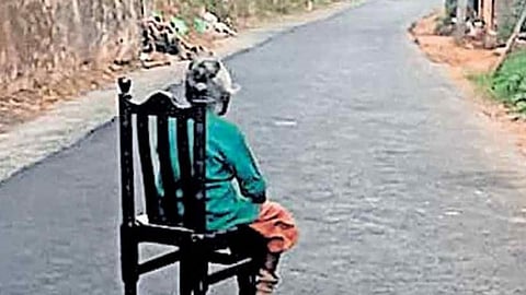 പെന്‍ഷന്‍ കിട്ടാത്തതില്‍ റോഡില്‍ കസേരയിട്ടിരുന്ന് പ്രതിഷേധം