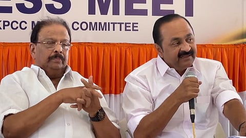 സുധാകരനും സതീശനും ചേർന്ന് വാർത്താസമ്മേളനം നടത്തുന്നു 