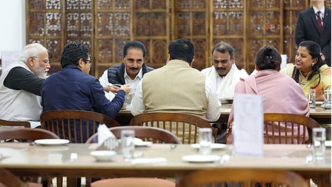  പാര്‍ലമെന്റ് കാന്റീനില്‍ എംപിമാര്‍ക്കൊപ്പം  പ്രധാനമന്ത്രി