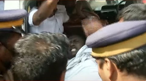 പ്രതിഷേധിച്ച യൂത്ത് കോൺ​ഗ്രസ് പ്രവർത്തകരെ പൊലീസ് കസ്റ്റഡിയിലെടുക്കുന്നു