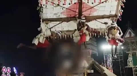 ഗരുഡന്‍ തൂക്കത്തിനിടെ കുഞ്ഞ് താഴെ വീഴുന്നു