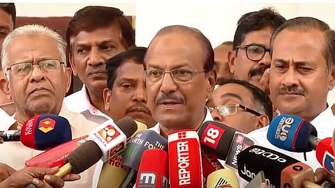 പി കെ കുഞ്ഞാലിക്കുട്ടി മാധ്യമങ്ങളോട് സംസാരിക്കുന്നു 
