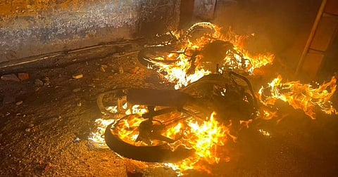 മദ്രസ പൊളിച്ചതിന് പിന്നാലെയുണ്ടായ സംഘര്‍ഷത്തില്‍ വാഹനം കത്തിച്ചപ്പോള്‍ 
