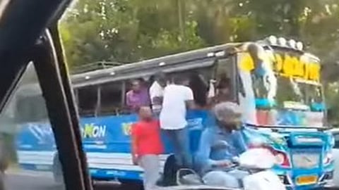 കാറില്‍ പിന്തുടര്‍ന്നെത്തിയ സംഘം ബസ് ഡ്രൈവറെ മര്‍ദിക്കുന്നു
