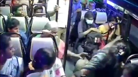 യുവതിയെ രക്ഷപ്പെടുത്തി ബസ് കണ്ടക്ടര്‍