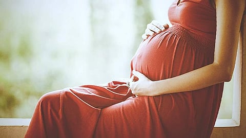ഗര്‍ഭിണികള്‍ വയര്‍ 'മുകളിലേക്ക് ഉയര്‍ത്തിയ ശേഷം ബെല്‍റ്റിന്റെ താഴത്തെ ഭാഗം മടങ്ങാതെ ഇടുക'