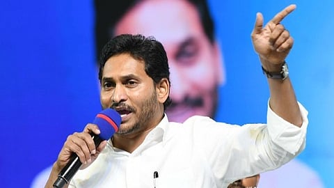 ആന്ധ്രാപ്രദേശ് മുഖ്യമന്ത്രി വൈഎസ്ആര്‍ കോണ്‍ഗ്രസ് ജഗന്‍ മോഹന്‍ റെഡ്ഡിയുടെ പാര്‍ട്ടി ചിഹ്നങ്ങള്‍ പതിപ്പിച്ച സാരിയാണ് പിടിച്ചെടുത്തത്.