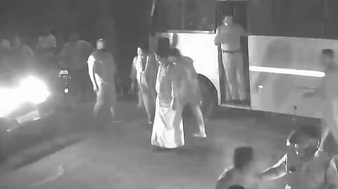 വീട്ടുകാര്‍ക്ക് നേരെ കല്ലേറ്