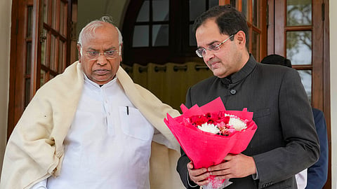 ബ്രിജേന്ദ്ര സിങ്ങിനെ ഖാർ​ഗെ സ്വീകരിക്കുന്നു  