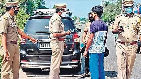 വോട്ടര്‍മാര്‍ക്ക് പണമോ, പാരിതോഷികമോ, മദ്യമോ, മറ്റ് സാധന സാമഗ്രികളോ വിതരണം ചെയ്യുന്നത് 1951 ലെ ജന പ്രാതിനിധ്യ നിയമം വകുപ്പ് 123, ഇന്ത്യന്‍ ശിക്ഷ നിയമങ്ങള്‍ അനുസരിച്ച് ശിക്ഷാര്‍ഹമായ കുറ്റമാണ്