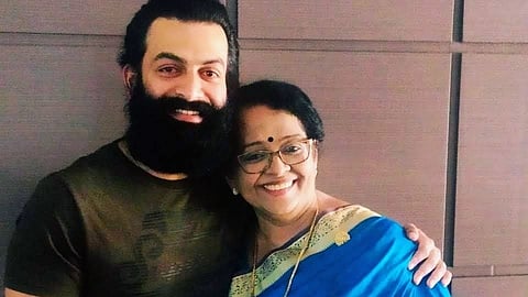 പൃഥ്വിരാജും മല്ലിക സുകുമാരനും