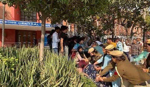 പൗരത്വഭേദഗതി നിയമത്തിന്റെ വിജ്ഞാപനത്തിനെതിരെ ഡല്‍ഹി സര്‍വകലാശാലയില്‍ പ്രതിഷേധം. 