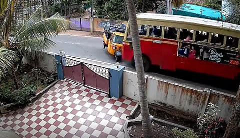 പെട്ടി ഓട്ടോറിക്ഷയും കെഎസ്ആര്‍ടിസി ബസ്സും കൂട്ടിയിടിച്ചു