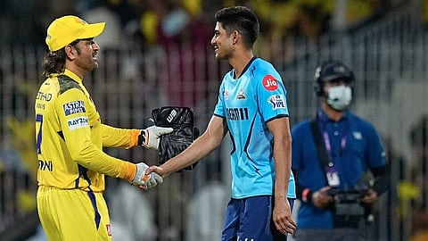 ഐപിഎല്‍ മത്സരശേഷം
ധോനിക്ക് ഹസ്തദാനം നല്‍കുന്ന ശുഭ്മാന്‍ ഗില്‍ 

