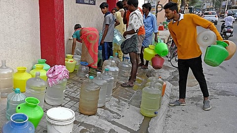 കടുത്ത ജലക്ഷാമത്തെത്തുടര്‍ന്ന് പൊതുവഴിയിലെ പൈപ്പില്‍ നിന്ന് വെള്ളം ശേഖരിക്കാനെത്തിയവര്‍
