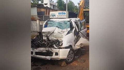 അപകടത്തിൽ തകർന്ന കാർ  