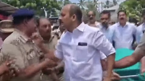 പ്രതിഷേധത്തിനിടെ കോൺ​ഗ്രസ് പ്രവർത്തകരും പൊലീസും തമ്മിലുള്ള ഉന്തും തള്ളും