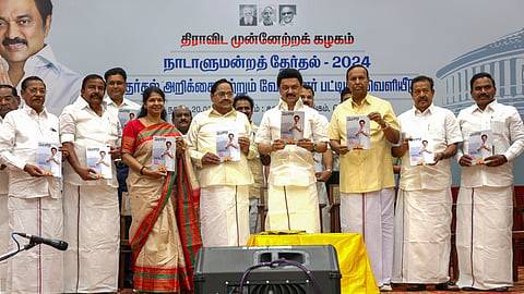 ഡിഎംകെ പ്രകടന പത്രിക സ്റ്റാലിൻ പുറത്തിറക്കുന്നു  