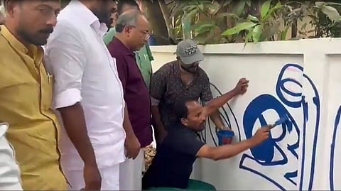 ടിഎന്‍ പ്രതാപന്‍ മുരളീധരനായി ചുവരെഴുതുന്നു
