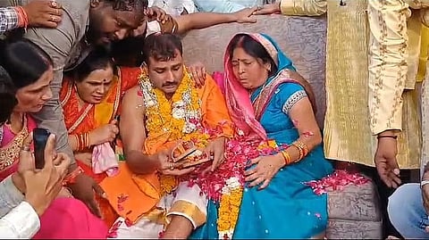 തുടയില്‍ നിന്നാണ് റൗണക് തൊലിയെടുത്ത്