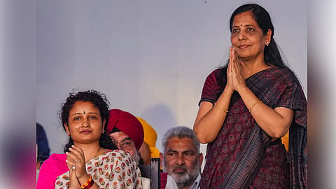 സുനിത കെജരിവാൾ, സമീപം കൽപ്പന സോറൻ ഇന്ത്യാ മഹാറാലിയിൽ 