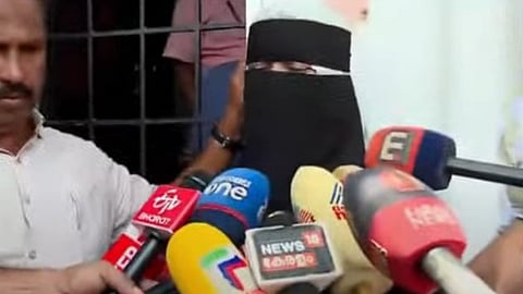 വിധിയില്‍ പ്രതികരിക്കുന്ന റിയാസ് മൗലവിയുടെ ഭാര്യ സൈദ
