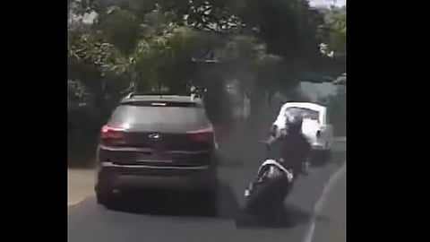 അമിതവേ​ഗത്തിൽ ഓടിച്ചു വരുന്ന ബൈക്കിന്റെ ദൃശ്യം