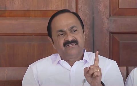 വിഡി സതീശൻ മാധ്യമങ്ങളോട് സംസാരിക്കുന്നു  