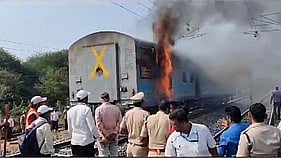 മുംബൈ- ഗൊരഖ്പൂര്‍ ഗോദാന്‍ എക്‌സ്പ്രസിന് തീപിടിച്ചു