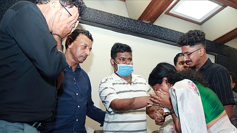 പറവൂര്‍ ഗോതുരുത്ത് സ്വദേശി ഷിഫിനെ കാണാനെത്തിയ സാംരംഗിന്റെ കുടുംബം
