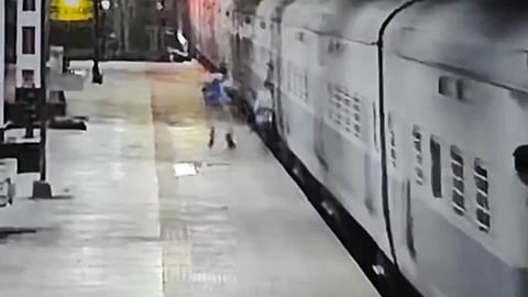 യാത്രക്കാരനെ ആർപിഎഫ് ഉദ്യോ​ഗസ്ഥൻ രക്ഷിക്കുന്ന ദൃശ്യം