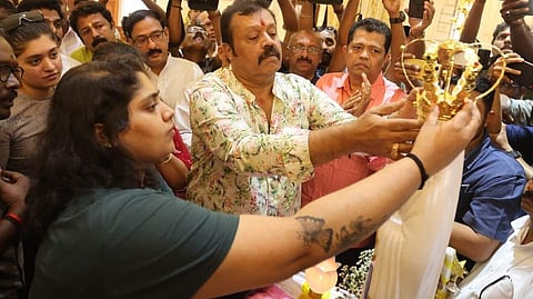 ലൂര്‍ദ് മാതാവിന് സ്വര്‍ണ കിരീടം സമര്‍പ്പിക്കുന്ന സുരേഷ് ഗോപിയും മകളും