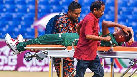 പരിക്കേറ്റതിനെ തുടര്‍ന്നു സ്ട്രേക്ചറില്‍ മസ്തഫിസുറിനെ മാറ്റുന്നു