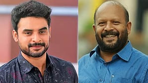 ടൊവിനോ തോമസ്, വി എസ് സുനിൽ കുമാർ  