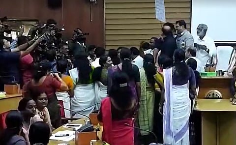 തൃശൂര്‍ കൗണ്‍സില്‍ യോഗത്തിലെ പ്രതിപക്ഷ ബഹളം