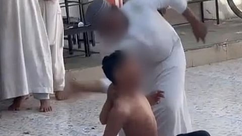 മദ്രസ അധ്യാപകന്‍ വിദ്യാര്‍ഥിയെ ക്രുരമായി മര്‍ദിക്കുന്നു
