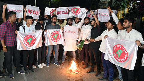 അസമില്‍ വിദ്യാര്‍ത്ഥികൾ സിഎഎയുടെ പകര്‍പ്പ് കത്തിച്ച് പ്രതിഷേധിക്കുന്നു 
