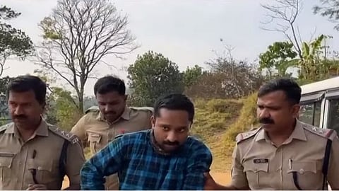 പ്രതി നിതീഷിനെ പൊലീസ് തെളിവെടുപ്പിന് എത്തിച്ചപ്പോള്‍  