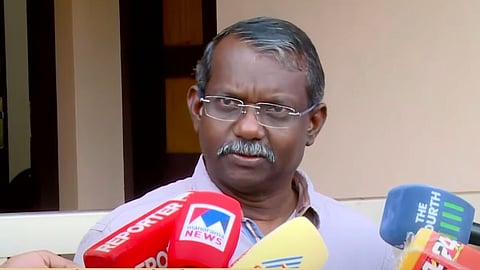 ഡീൻ എംകെ നാരായണൻ മാധ്യമങ്ങളോട് സംസാരിക്കുന്നു 