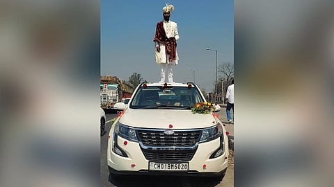 ഉത്തര്‍പ്രദേശിലെ സഹന്‍പൂരില്‍ കാറിന് മുകളില്‍ പ്രതിമ പോലെ നിന്ന് ഫോട്ടോ എടുത്ത വരനെതിരെ കേസ്