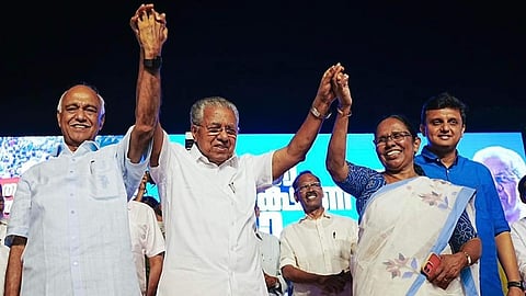 പിണറായി വിജയന്‍ വടകര, കോഴിക്കോട് ലോക്‌സഭാ മണ്ഡലം സ്ഥാനാര്‍ഥികള്‍ക്കൊപ്പം 

