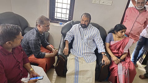 വി ശിവന്‍കുട്ടി സിദ്ധാര്‍ഥന്‍റെ വീട്ടിലെത്തിയപ്പോള്‍