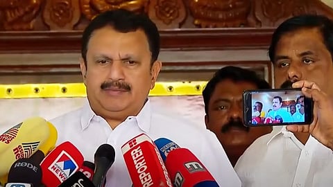കെ മുരളീധരൻ മാധ്യമങ്ങളോട് സംസാരിക്കുന്നു  