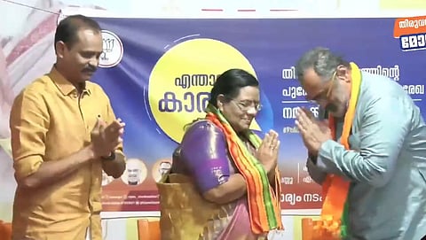 തങ്കമണി ദിവാകരനെ ബിജെപിയിലേക്ക് സ്വീകരിക്കുന്നു 