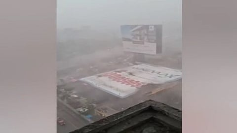 മുംബൈ ഘാഡ്‌കോപ്പറില്‍ പെട്രാള്‍ പമ്പിന് മുകളില്‍ കൂറ്റന്‍ പരസ്യബോര്‍ഡ് തകര്‍ന്ന് വീണ് മൂന്ന് മരണം