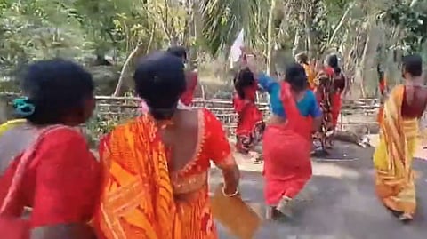 സംഘര്‍ഷത്തിനിടെ ബിജെപി പ്രവര്‍ത്തകരായ സ്ത്രീകള്‍
