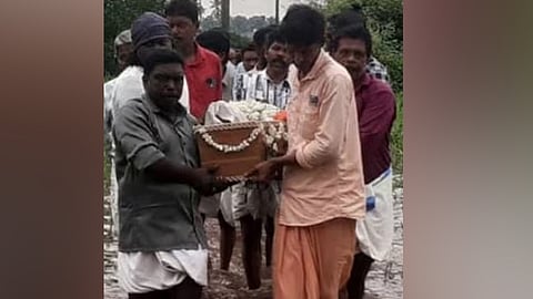 ജോസഫ് മാര്‍ക്കോസിന്റെ (80) മൃതദേഹമാണ് വേങ്ങല്‍ പാരൂര്‍ കണ്ണാട് പാടശേഖരത്തിന് മധ്യത്തിലൂടെയുള്ള ചാന്തുരുത്തി പടി റോഡിലെ വെള്ളക്കെട്ട് കടന്ന് ബന്ധുക്കളും സമീപവാസികളും എത്തിച്ചത്
